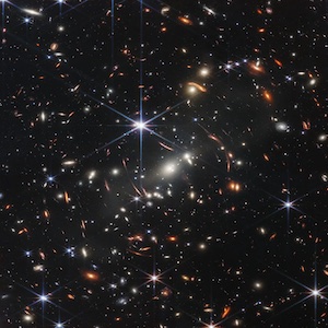 تُظهِر الصورة العلمية الأولى التي صدرَتْ عن تلسكوب «ويب» عددًا من المجرات البعيدة.